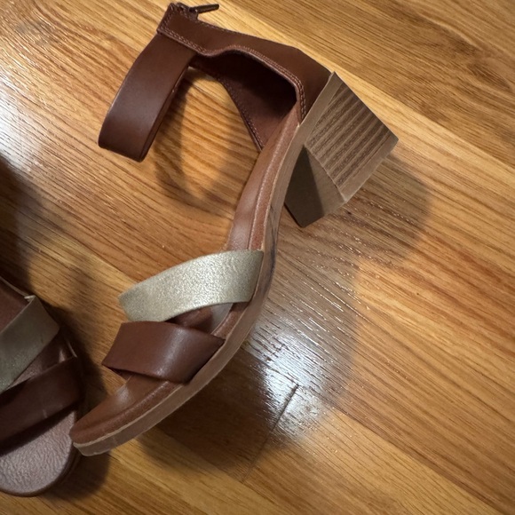 MIA size 2 sandals - Picture 2 of 5